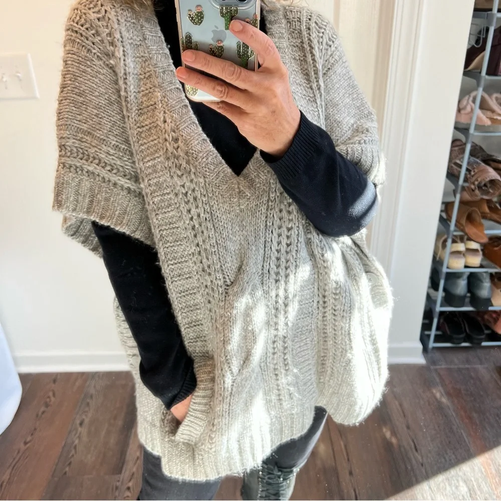 American Eagle Outfitters Gray Poncho Sweater Cableknit Cable Knit Button Size M - Picture 2 of 12